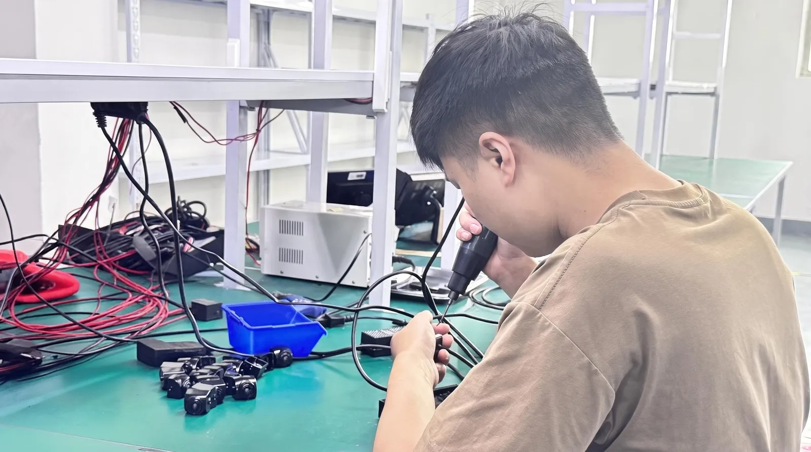 Cable finishing at the YUNTOR factory